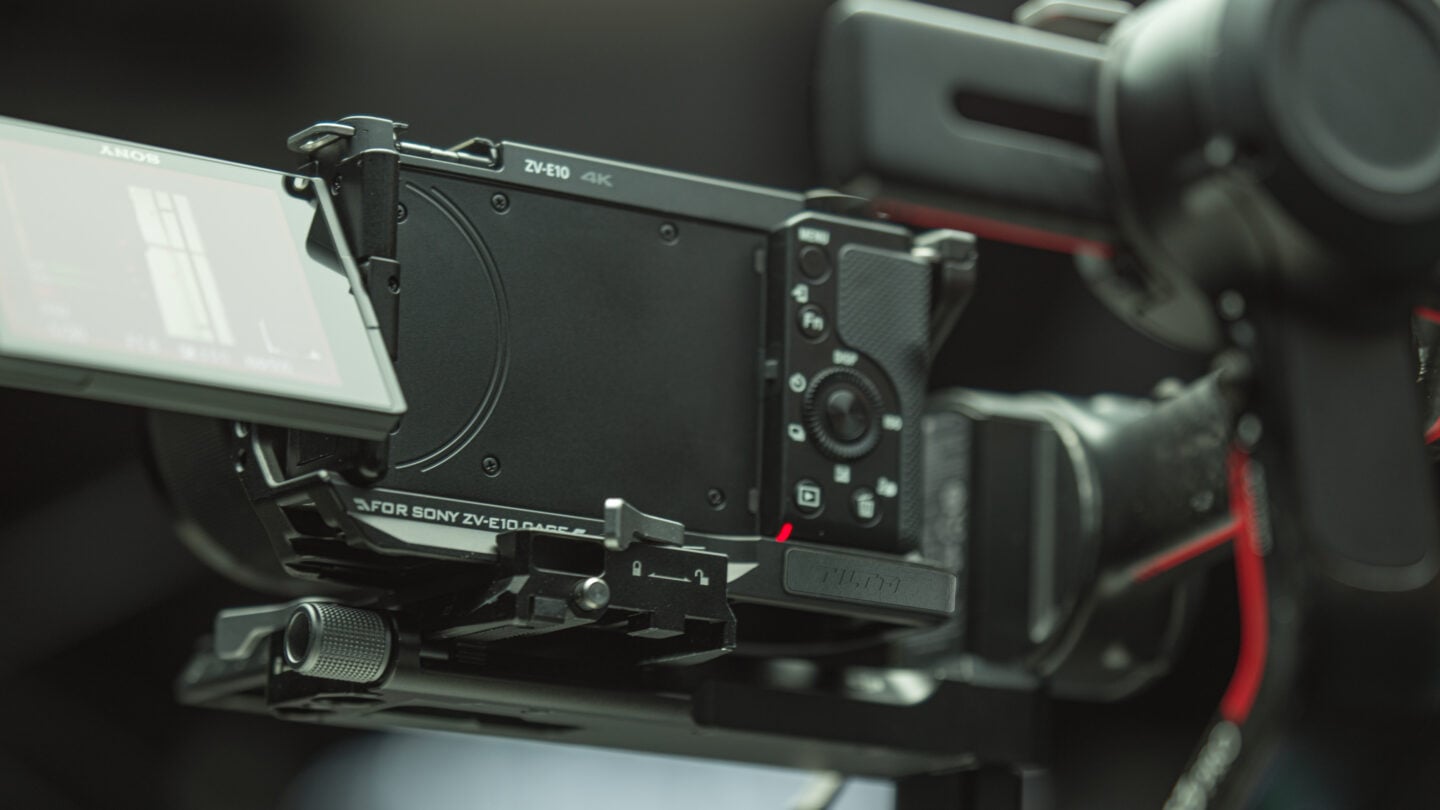 L-Bracket Mounting Plate for Sony ZV-E10 - Black | Tilta
